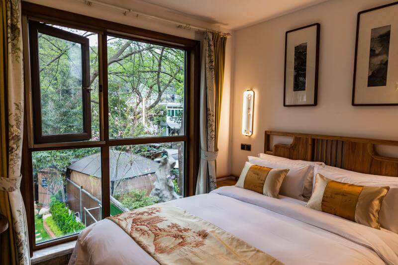 卧室门窗紧闭后,如何有效避免甲醛聚集?-图1